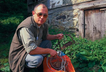 Roberto Hartasánchez mit einer Bärenfalle