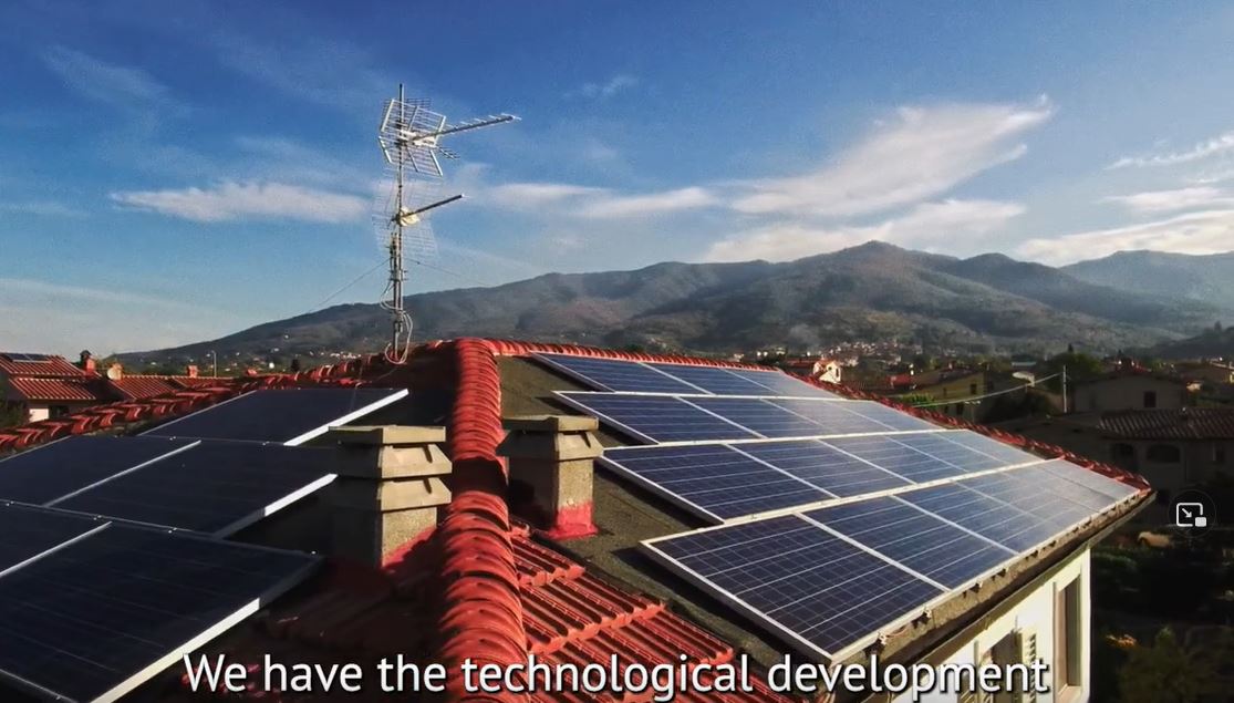 Auf einem Dach installierte Solarzellen.