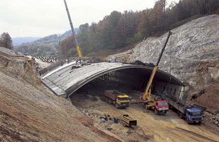 Im Bau befindliche Wildbrücke