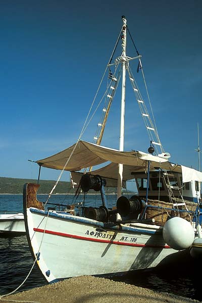 Traditionnelles geplanktes Fischerboot mit hohem Vordersteven