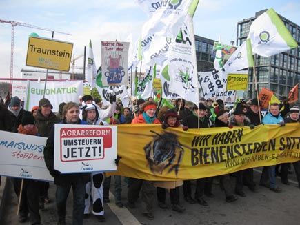 Demonstration gegen industrielle Landwirtschaft mit EuroNatur Banner