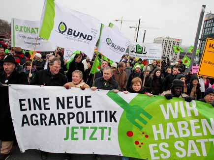 Demonstration mit Bannern von BUND und EuroNatur