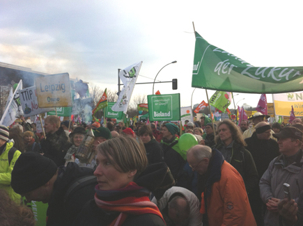 Große Demonstration mit grünen Bannern