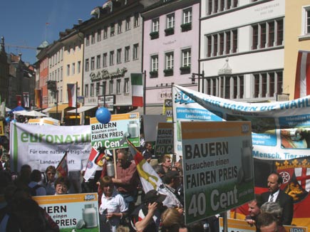 EuroNatur Banner bei der Demo auf der Marktstätte in Konstanz