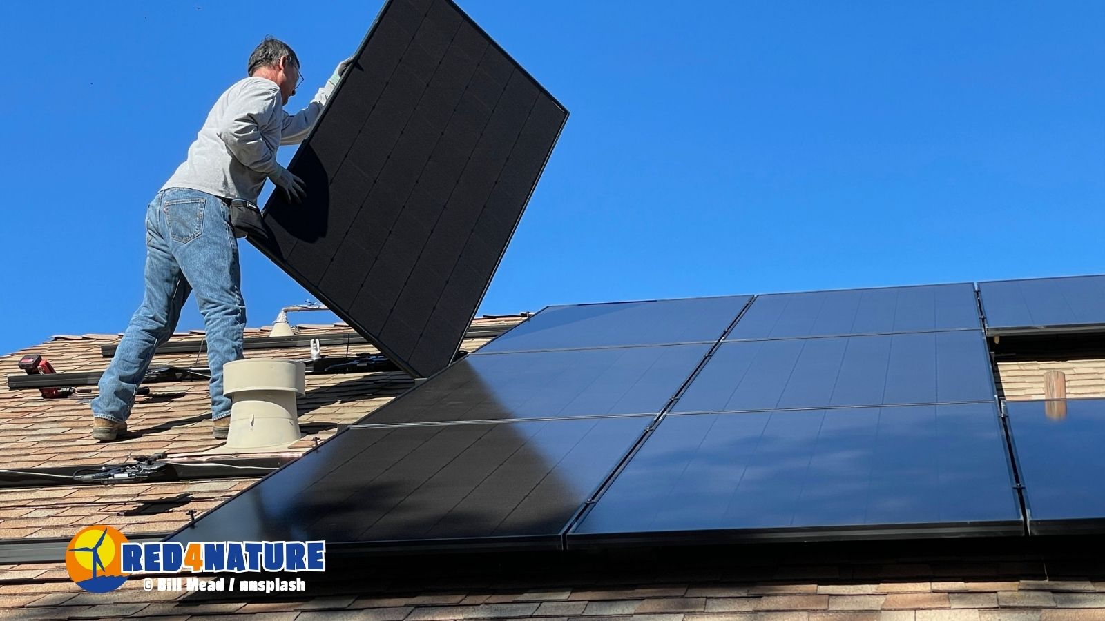Mann baut Solarpanels aufs Dach