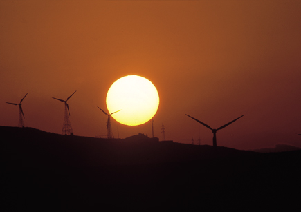 Windkraftanlagen vor untergehender Sonne