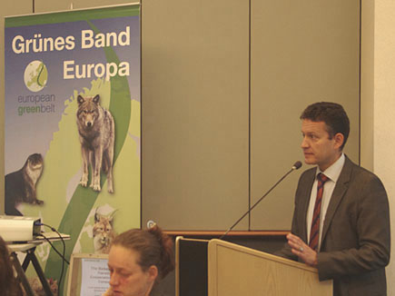 Vortrag GS LunchDebate Joerg Schmiedel Gabriel Schwaderer präsentiert die EuroNatur-Projekte am Grünen Band Balkan.