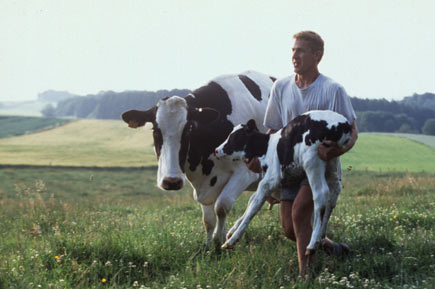 Bauer mit Kuh und Kalb