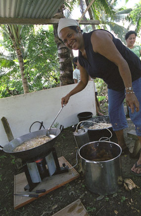Ein Mann kocht auf einem Pflanzenölkocher auf den Philippinen